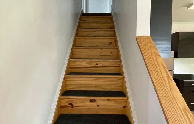 2 beds, 1 bath, $1,500, Unit 426 Greenfield Avenue - Detached