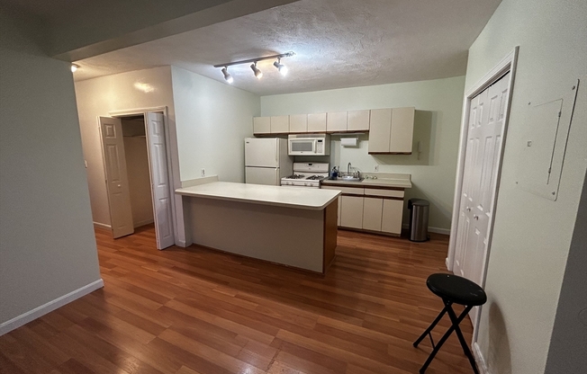 2 beds, 1 bath, 687 sqft, $2,400, Unit 11