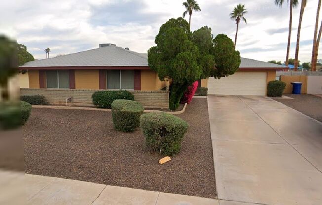 4 BEDROOM, 2 BATH TEMPE HOME WITH 2 CAR GARAGE AND DIVING POOL!