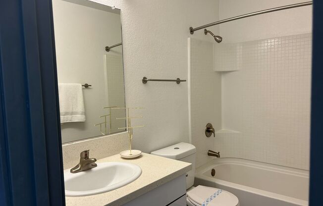 2 beds, 1 bath, 950 sqft, $2,945, Unit D025