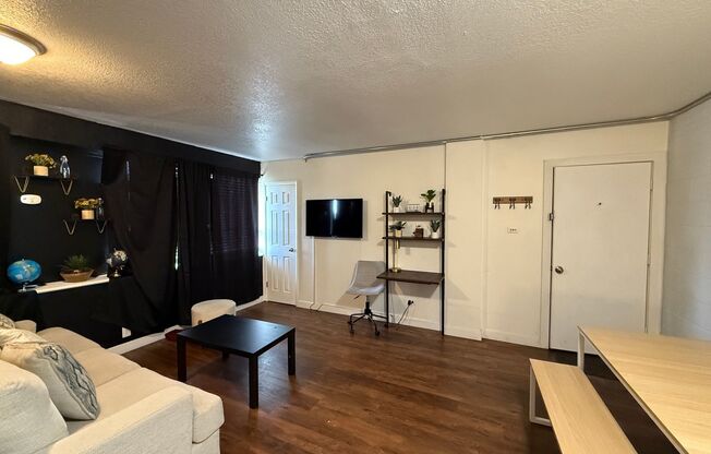 MOVE-IN READY Cozy Studio on South Broadway!!