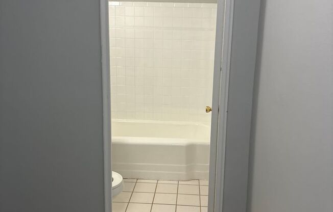Studio, 1 bath, 400 sqft, $1,200, Unit 923