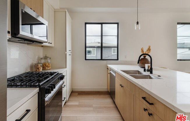 1952 S GARTH AVE