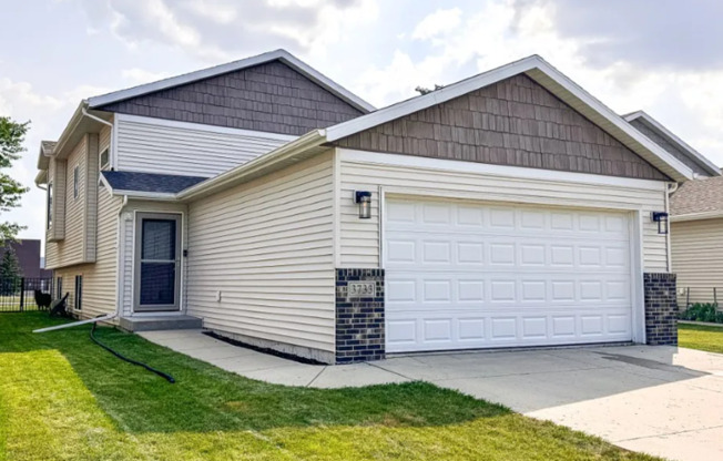 Beautiful 3 Bed, 2 Bath Home in Moorhead with Immediate Availability!