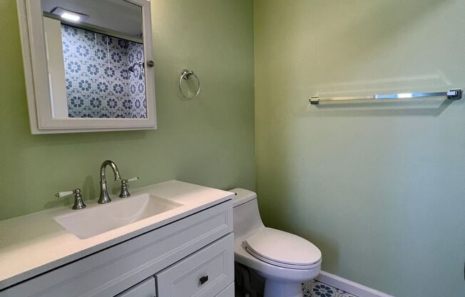 Beautifully remodled 2 bedroom cottage with shared yard & Laundry!