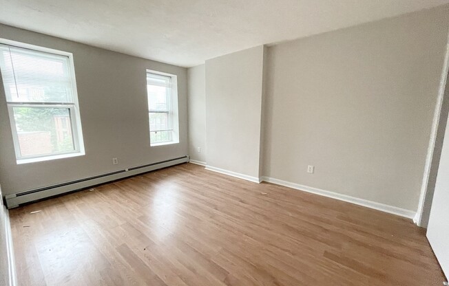 3 beds, 1 bath, $5,400, Unit 4