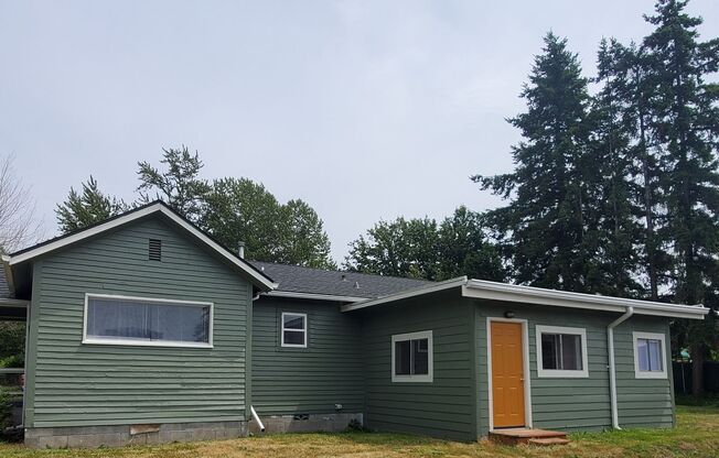 2 Bedroom, 1 Bathroom Home with a Den for Rent!
