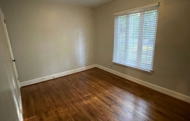 College Village | 806 N. Avalon Road Apt C