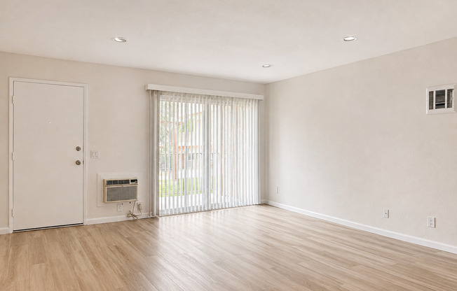 1 bed, 1 bath, 728 sqft, $1,950, Unit 945-47