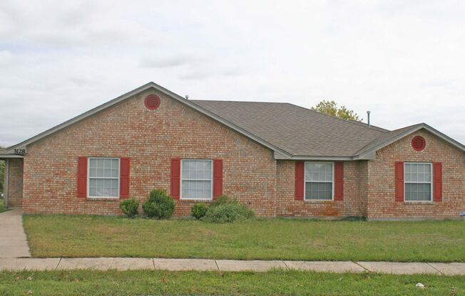 Great 3 Bdrm 2 Bath 1/2 Duplex in Denton Tx