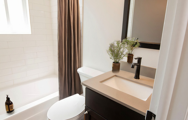 1 bed, 1 bath, 594 sqft, $1,149, Unit 04