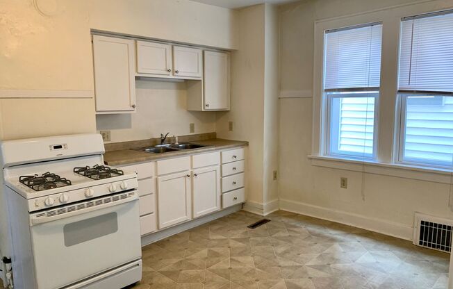 2 beds, 1 bath, $1,095, Unit 1512L