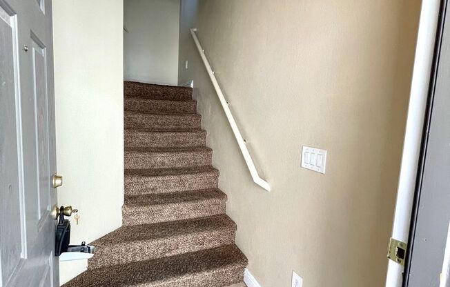 BEAUTIFUL TWO STORY TOWNHOUSE IN THE NORTHWEST!
