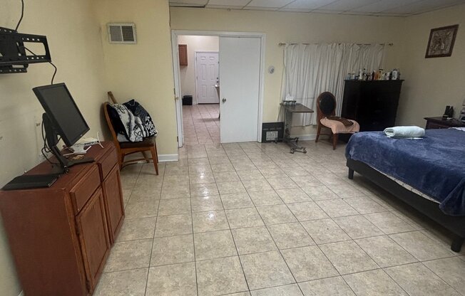 3043 W MONTROSE AVE