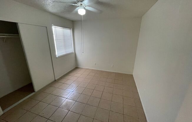 2 beds, 1 bath, 947 sqft, $995, Unit 2