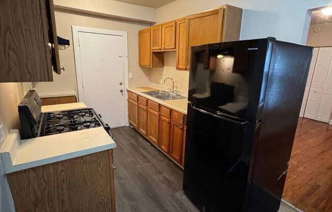 3 beds, 1 bath, $1,300, Unit 4834 #103