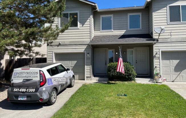 ***Holiday Move-In Special $500 Off First Months Rent*** Very Nice 3 Bedroom 2.5 Bathroom Townhome Located in White City