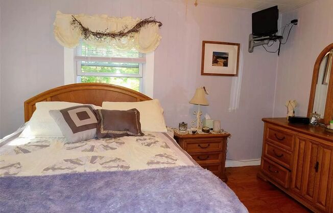 **WINTER RENTAL** 2 Bedroom Ranch - Your Winter Home Awaits!