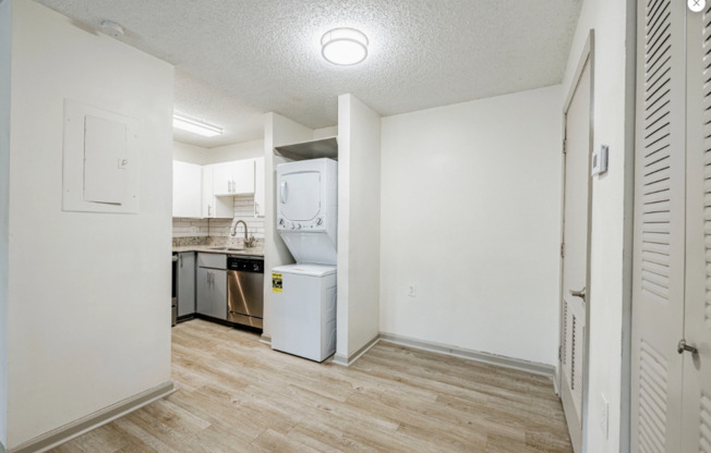 1 bed, 1 bath, 688 sqft, $1,175, Unit R-147