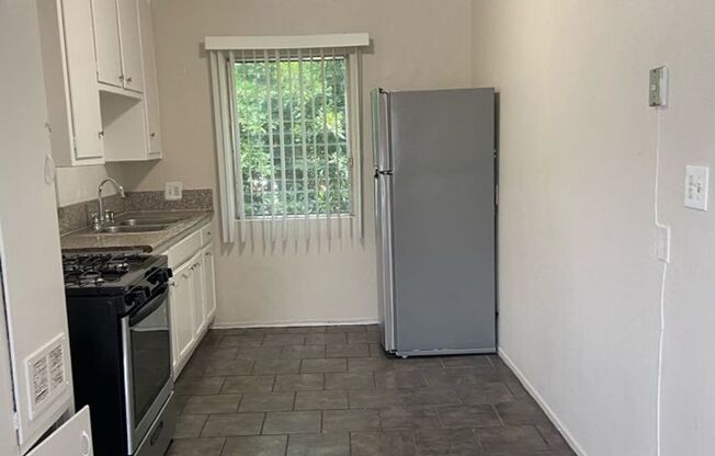 2 beds, 1 bath, 635 sqft, $1,993, Unit 01