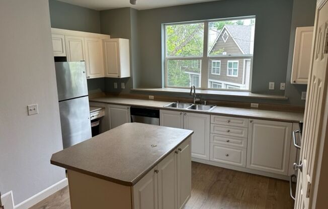 Beautifully Updated Large 2bd Townhome in Lynnwood!