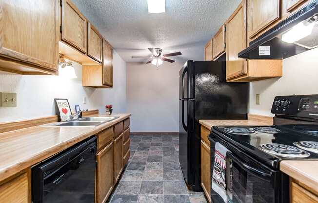 Bismarck, ND  Brandon Apartments | 2 Bdrm - Kitchen-Dining