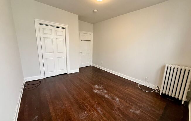 3 beds, 1 bath, $2,700, Unit Apt 3