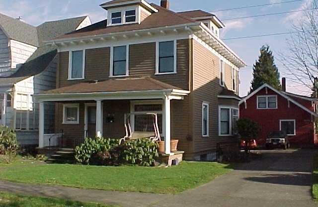 2 Bedroom 1 Bath Duplex Upper Unit in Tacoma!