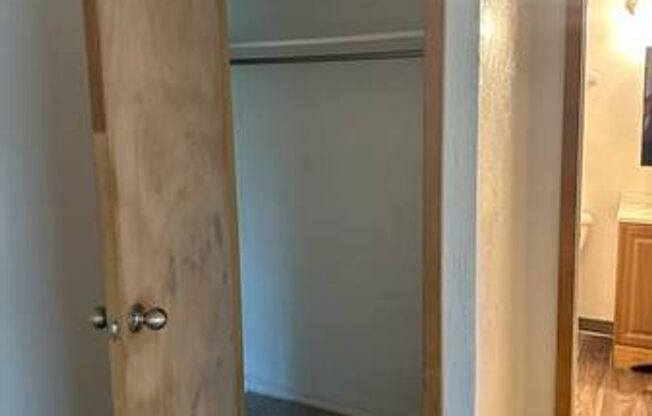 Studio, 1 bath, 400 sqft, $1,100, Unit 32