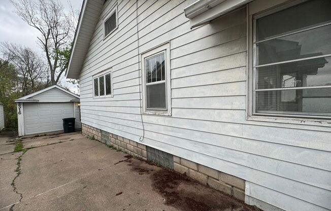 2 bedroom house in Moline with detached garage