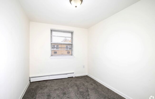 2 beds, 1 bath, 925 sqft, $1,469, Unit B04