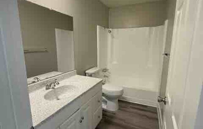 2 beds, 1 bath, 818 sqft, $2,100, Unit 036