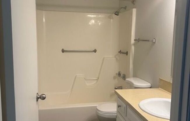 2 beds, 1 bath, 740 sqft, $1,600, Unit 335-230