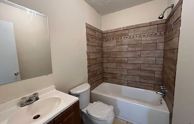 3 beds, 1 bath, $1,100, Unit Apt B