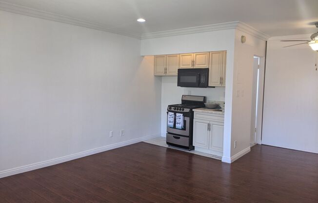 LOVELY 1BED Near Valley College! -- GREAT LOCATION!!! $1,000 Deposit (OAC)