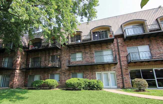 Courtyard and Building at Waldo Heights, Kansas City