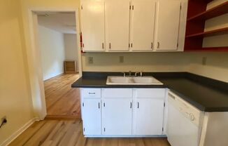 2 Bedroom House with Fenced Backyard near Downtown Athens - AUGUST 2025