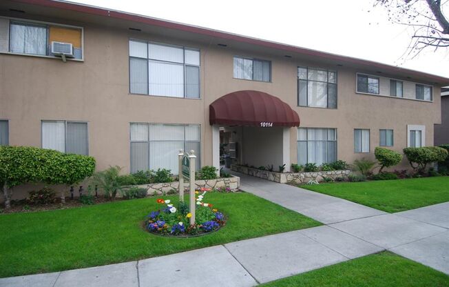 WHITTWOOD POINTE APARTMENTS