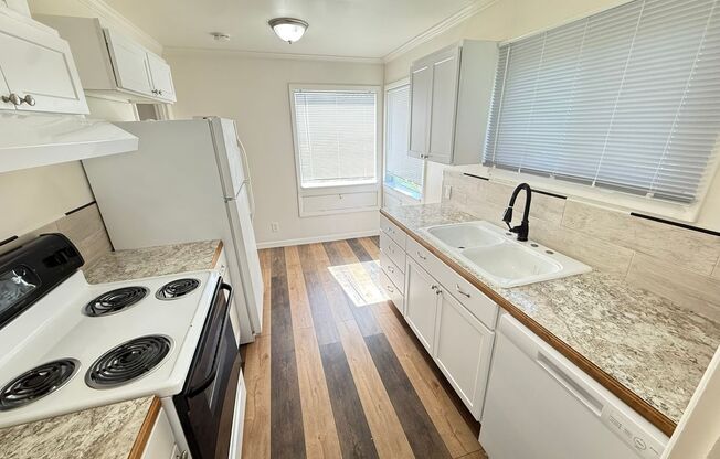 1418 - 1420 Queen Ave