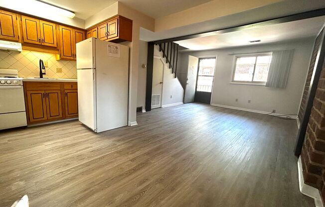 2 beds, 1 bath, $1,150, Unit E