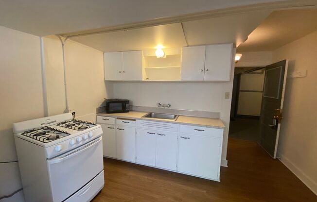 Studio, 1 bath, 425 sqft, $1,395, Unit 52