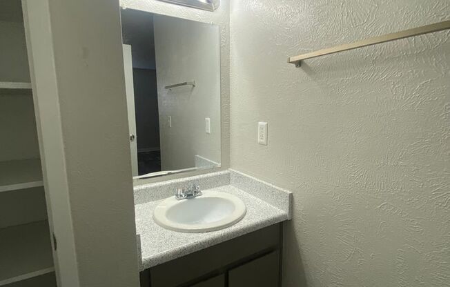 2 beds, 1 bath, 900 sqft, $1,051, Unit 16E