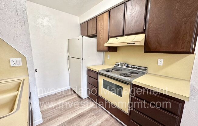 2 beds, 1 bath, 750 sqft, $1,095, Unit J