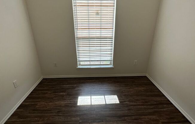 4 bd/2 ba - Wood Look Floors - Open Plan