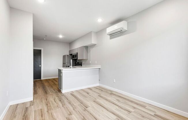 7150 N GREENWICH AVE