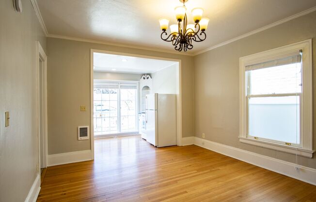 NW: Beautiful 2Bdr w/Hardwoods, DW + Skylights!