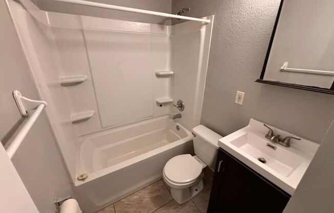 2 beds, 1 bath, $900, Unit 3948 Winona Way - Apt E