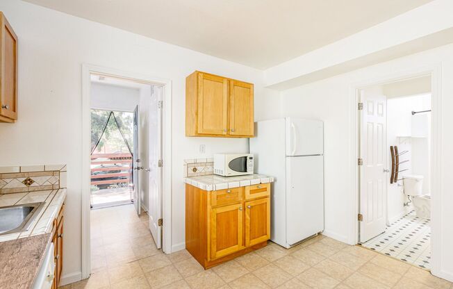 2 beds, 1 bath, $2,900