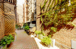 349 W 44 ST