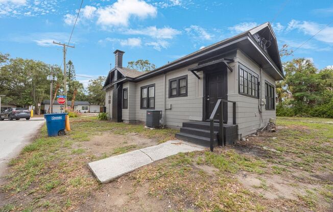Large 3bdrm/1bath/+ bonus room ***Section 8 OK **** Ready Now